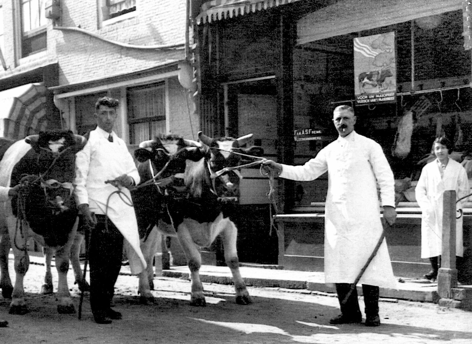 Ies, Abraham en Selma voor de Slagerij in de Maarstraat